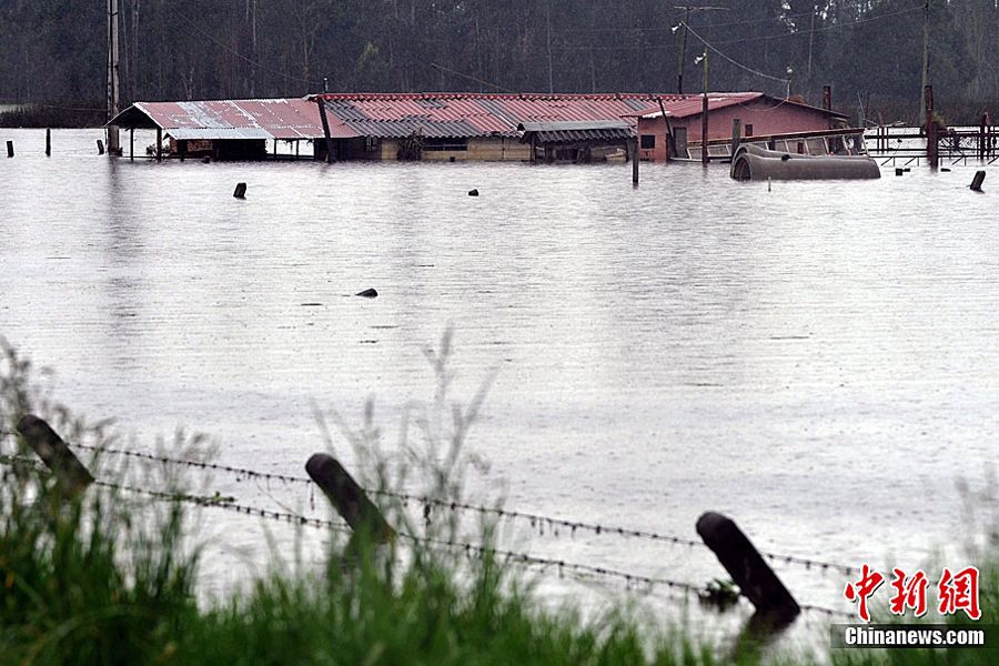 图为5月16日，哥伦比亚昆迪纳马卡省被洪水淹没的民居。