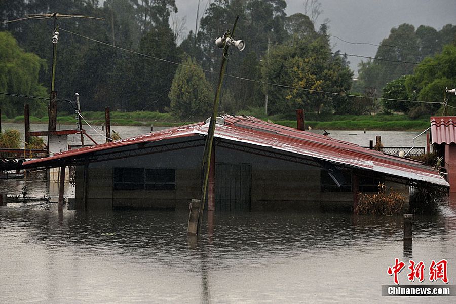 图为5月16日，哥伦比亚昆迪纳马卡省被洪水淹没的民居。