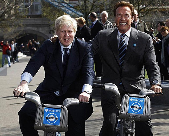 英国伦敦市长鲍里斯·约翰逊与美国加州前州长施瓦辛格在伦敦结伴骑自行车，宣传伦敦的自行车租赁计划