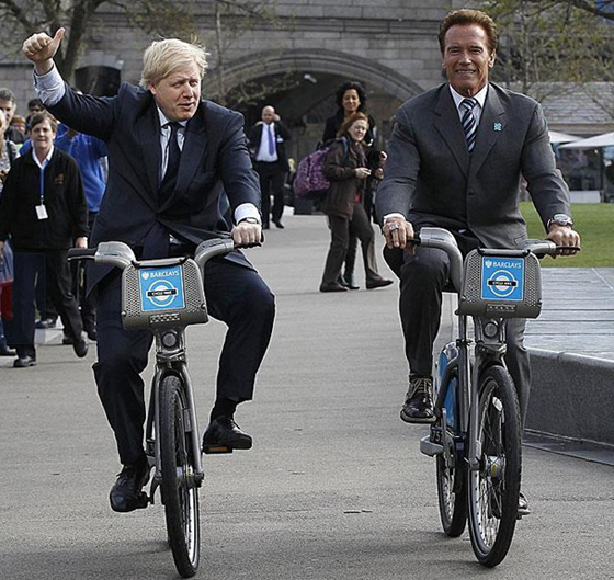伦敦市长鲍里斯·约翰逊和美国加州前州长施瓦辛格在著名的伦敦塔桥前骑行自行车，以此鼓励人们选择低碳的出行方式