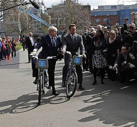 约翰逊在去年7月启动了伦敦的自行车租赁计划，旨在为市民提供公共交通以外的更加低碳的出行方式，共有300多个自行车站和5000到6000辆自行车投入到这项计划当中