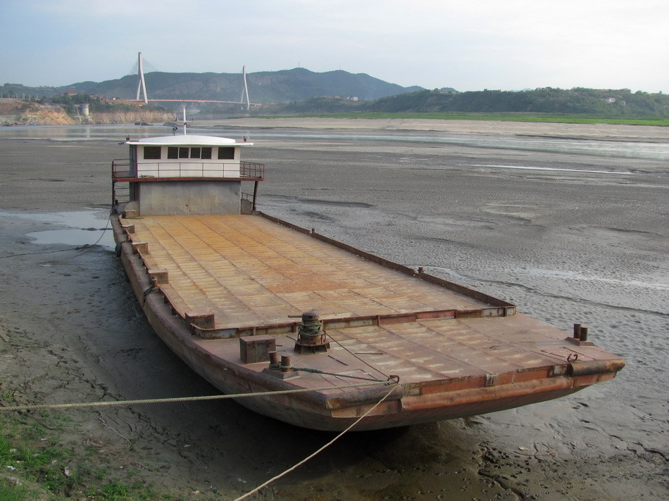 郧县境内汉江段拍摄的搁浅的货船