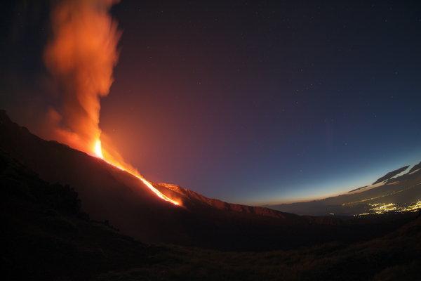 意大利埃特纳火山喷发 熔岩倾泻