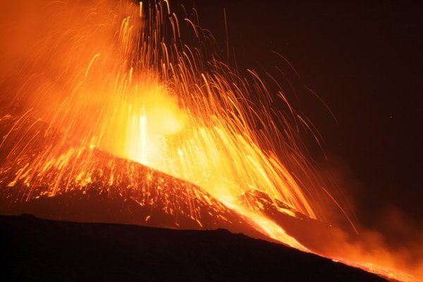 火热熔岩流从火山西南口喷出