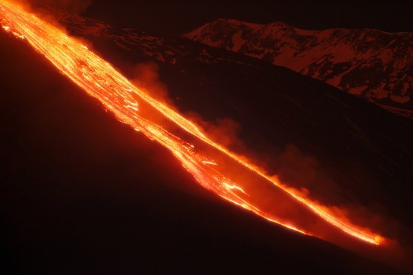 摄影爱好者拍下的“埃特纳”火山喷发的景象