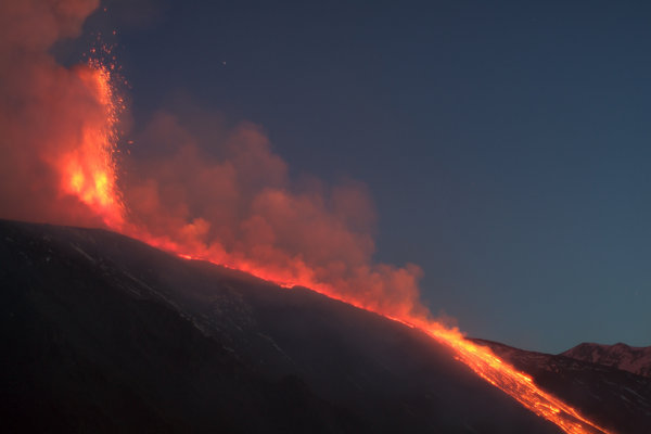 熔岩向火山四周蔓延