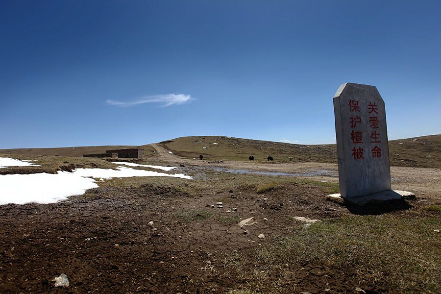 5月16日，甘肃兰州，山顶的“关爱生命，保护植被。”警示碑很醒目，但采石者视而不见。曹志政/东方IC