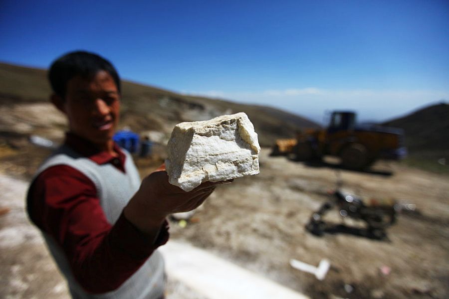 5月16日， 甘肃兰州，山顶农民展示采出来的石头。曹志政/东方IC