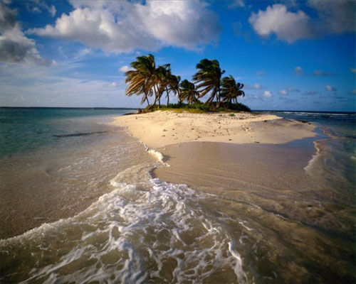 安圭拉岛(Anguilla)位于东加勒比海背风群岛的北端，可算是地球上最浪漫的几个地方之一了。藏身于加勒比海平静的波浪中，安圭拉岛是一座白沙碧水的伊甸园。当你置身其间，坐观潮起潮落，大自然巧夺天工的造物就会呈现在你的眼前。