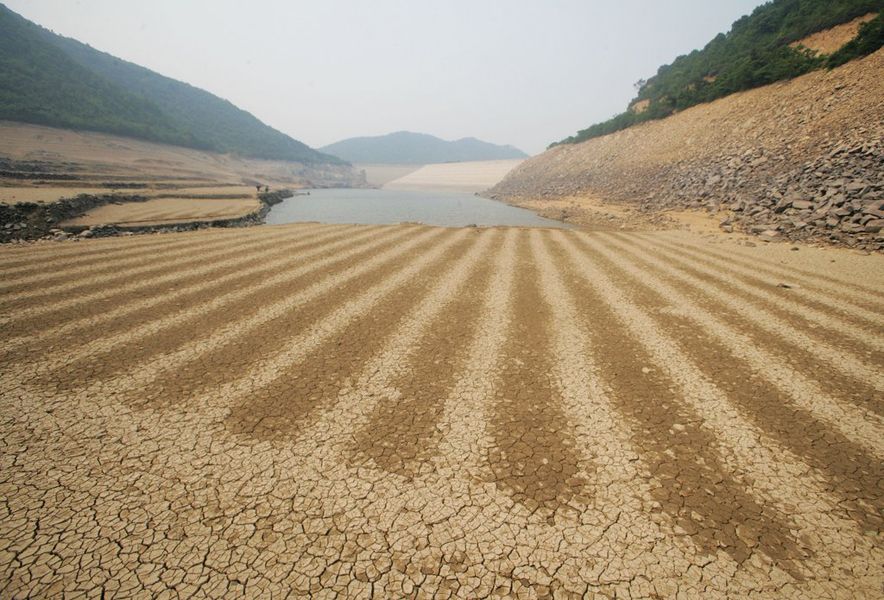 5月31日，浙江舟山，近百米深的水库已经接近干枯。