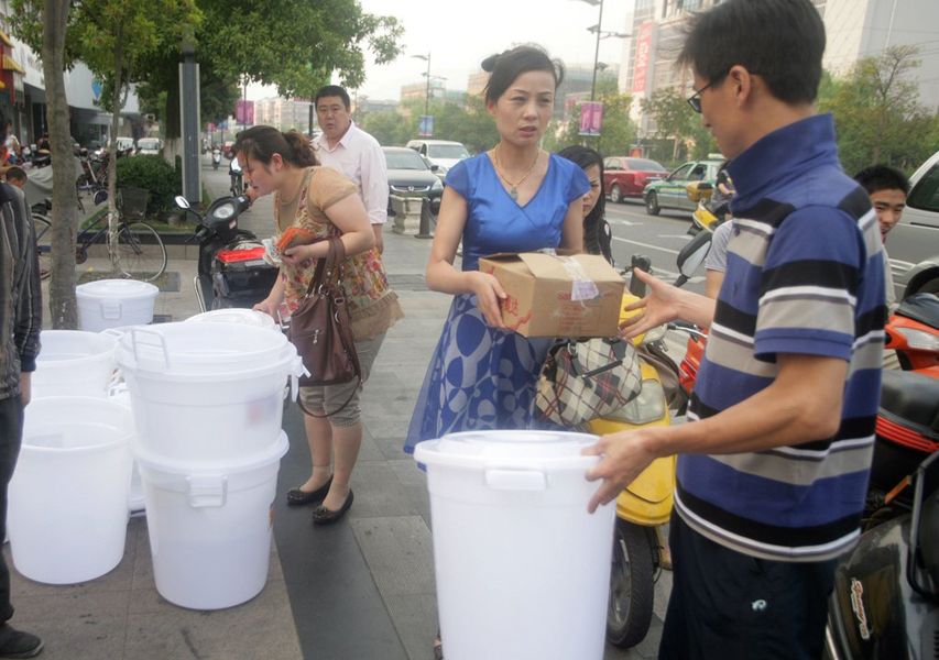 5月31日，浙江舟山，当地居民在大街上购买水桶，以储备水源。