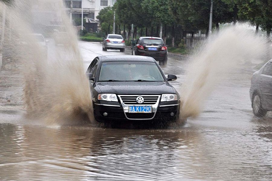 6月6日，江西德兴市，暴雨致洎水河水位上涨，部分农田被淹没。图为德兴市区积水路段。胡敦煌/CFP