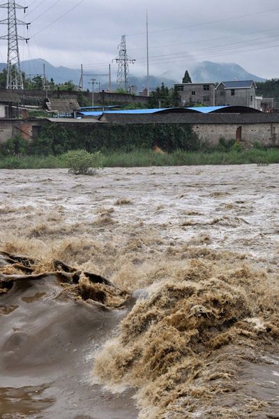 6月6日，江西德兴市，暴雨致洎水河水位上涨，部分农田被淹没。图为水位暴涨的洎水河。胡敦煌/CFP