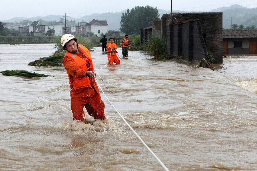 6月6日凌晨，江西省九江市武宁县遭受特大暴雨袭击，引发山洪爆发。武宁县一公司人员被困办公大楼楼顶，公安消防官兵组织人员对被困群众进行营救