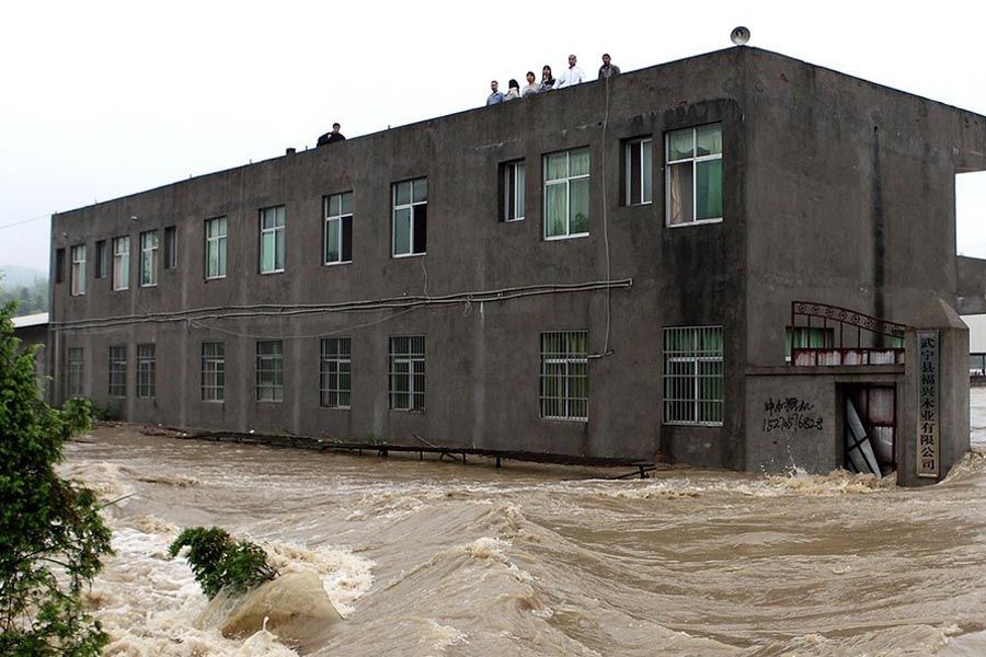 6月6日凌晨，江西省九江市武宁县遭受特大暴雨袭击，引发山洪爆发。武宁县一公司人员被困办公大楼楼顶，公安消防官兵组织人员对被困群众进行营救