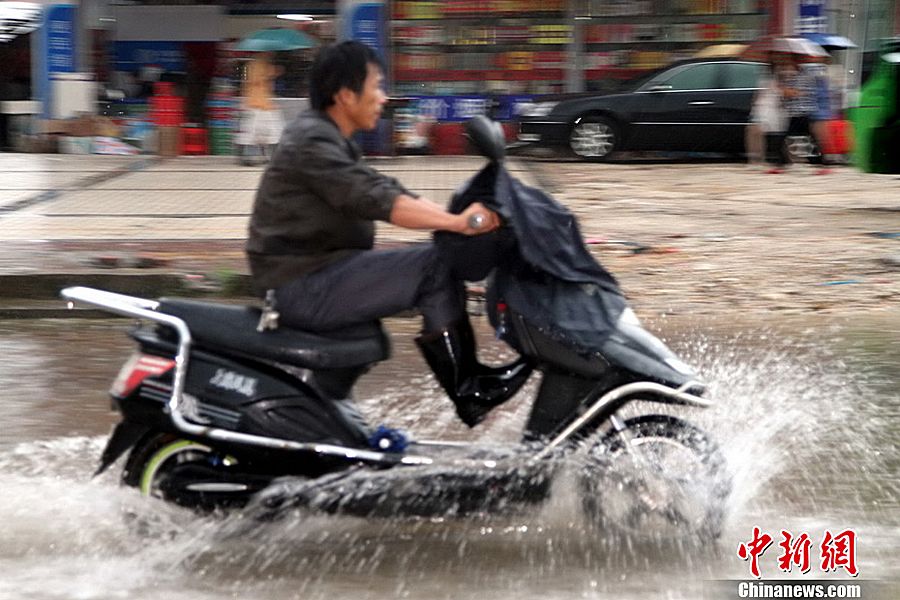 6月6日下午，上饶市余干县汽车站前的低洼地带已严重积水，强降雨已经影响该路段的交通。