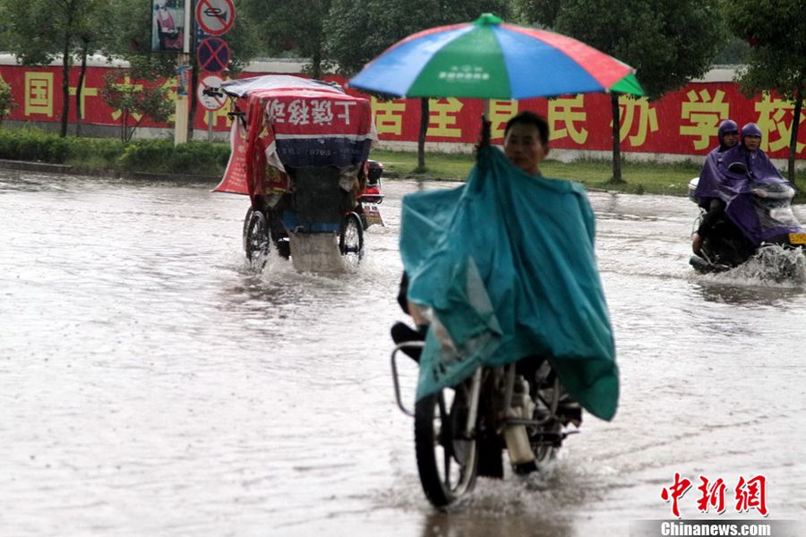 6月6日下午，上饶市余干县汽车站前的低洼地带已严重积水，强降雨已经影响该路段的交通。
