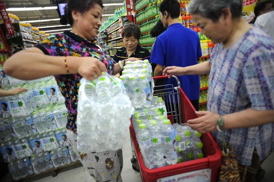 6月6日，市民在杭州各大超市里抢购瓶装水。目前，杭州市各项应急处置工作正有进行中，环保部门正对新安江水体水质进行实时动态监测，并将动态公布水质监测情况。据杭州市环境监测中心5日20：00水质监测结果显示，杭州市境内自来水厂供水水质未受影响，可以正常使用。