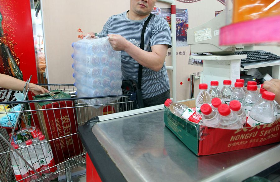 6月6日，市民在杭州各大超市里抢购瓶装水。