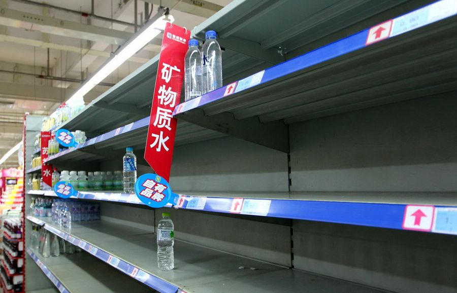 6月6日，杭州世纪联华华商店饮用水柜台空空如也。