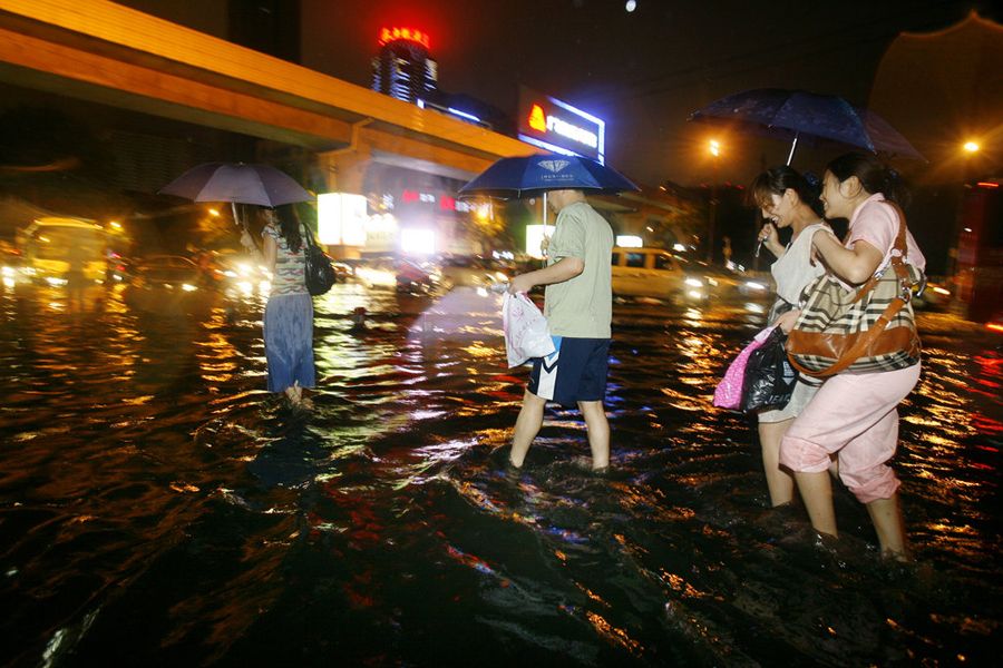 6月9日，湖北武汉，从晚上9时开始持续一个多小时的倾盆暴雨让市区多个路段顿成泽国，造成严重的交通拥堵，不少回家的市民只能在暴雨中等待或涉水赶路。远征/CFP