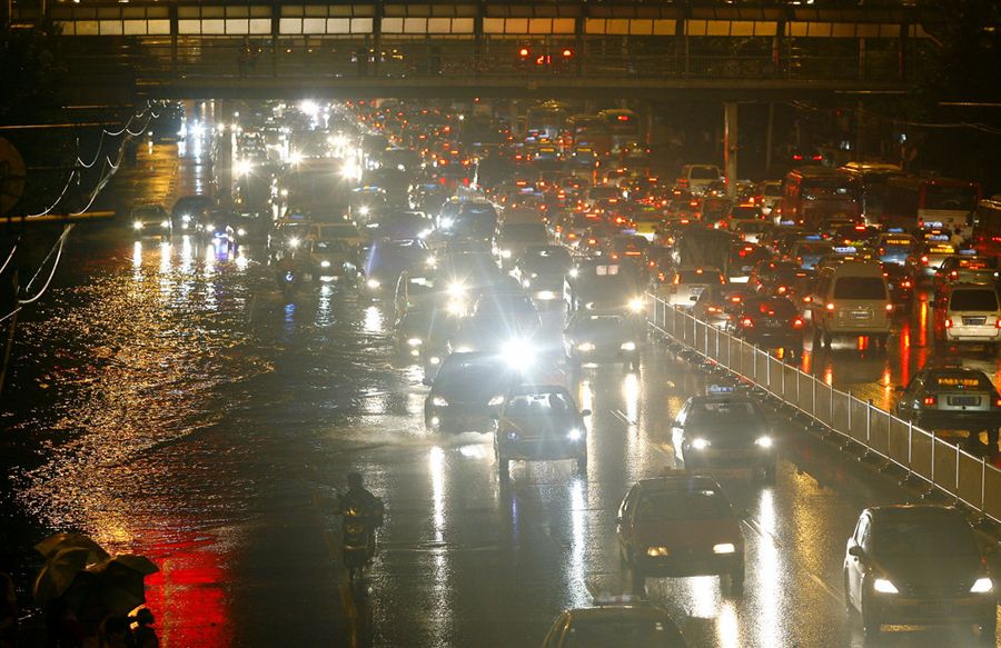 6月9日，湖北武汉，从晚上9时开始持续一个多小时的倾盆暴雨让市区多个路段顿成泽国，造成严重的交通拥堵，不少回家的市民只能在暴雨中等待或涉水赶路。远征/CFP