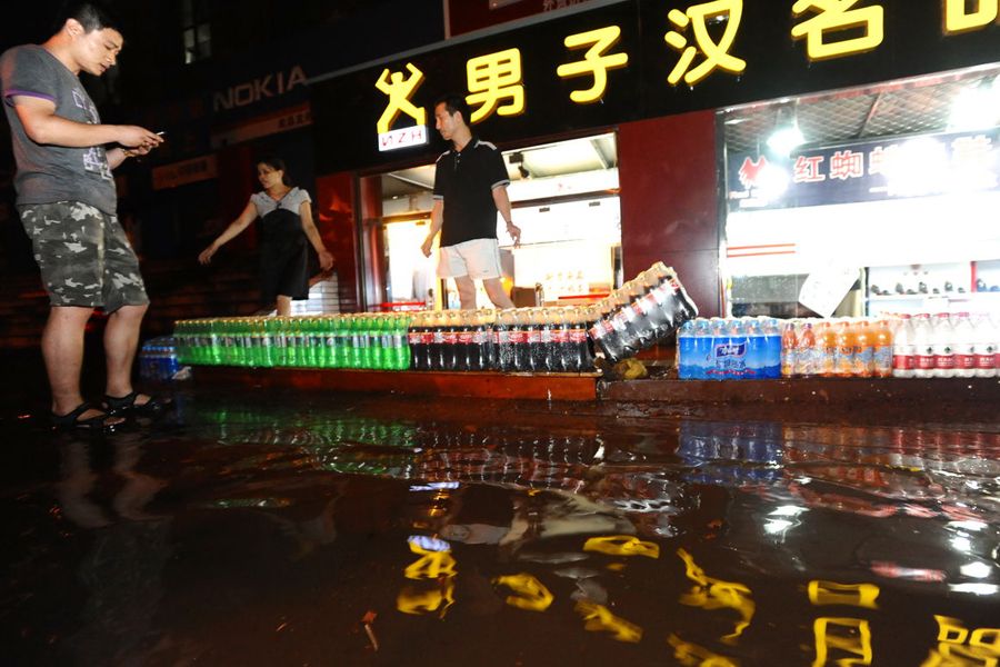 2011年6月9日晚20时左右，武汉突然间风雨大作，电闪雷鸣，今夏首场雷暴雨降临武汉。武汉一个小时内下了3亿吨雨，相当于2.5个东湖的水量。倚天 / 东方IC
