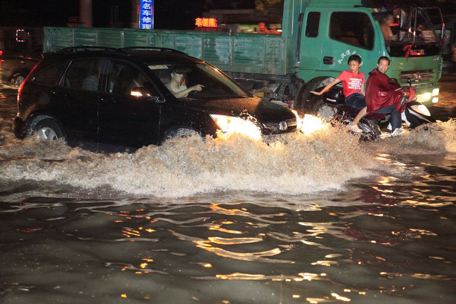 6月9日晚，武汉市夜空电闪雷鸣，风雨交加，突降的暴雨使武昌雄楚大街低洼路段排水不畅，渍水造成全线大堵车。