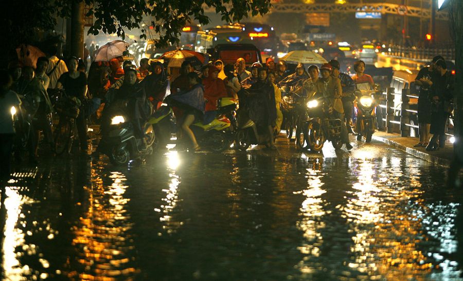 6月9日，武汉市一日之内，高温、雷电、暴雨“三警齐发”，让市民们措手不及。从晚上9时开始持续一个多小时的倾盆暴雨让市区多个路段顿成泽国，造成严重的交通拥堵，不少回家的市民只能在暴雨中等待或涉水赶路。宋建春/CFP