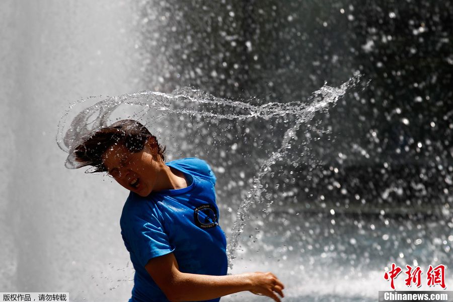 当地时间6月9日，美国华盛顿，一名男孩在喷泉处戏水消暑。