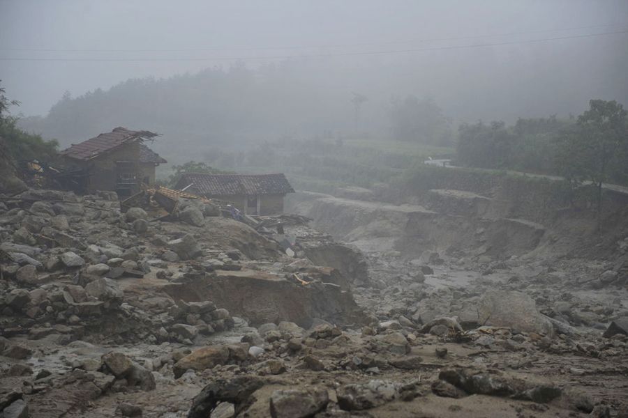 2011年6月10日，在湖南岳阳市临湘市詹桥镇观山村发生山洪泥石流，已造成15人死亡25人失踪。