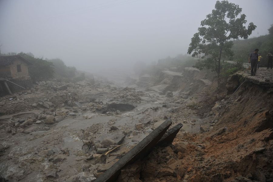 2011年6月10日，在湖南岳阳市临湘市詹桥镇观山村发生山洪泥石流，已造成15人死亡25人失踪。