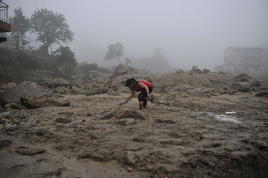 2011年6月10日，在湖南岳阳市临湘市詹桥镇观山村发生山洪泥石流，已造成15人死亡25人失踪。