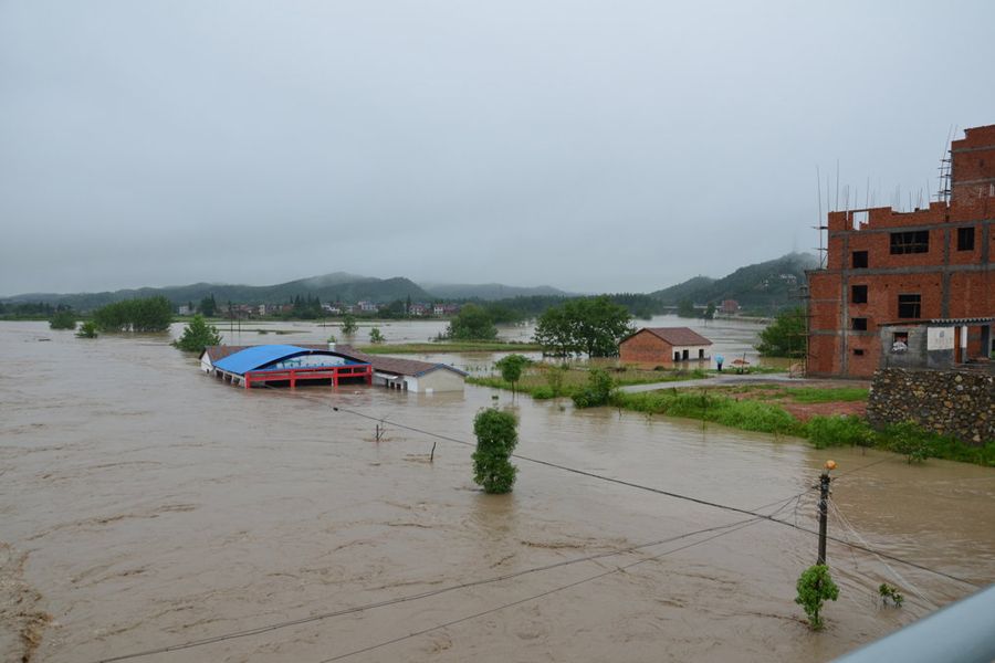 2011年6月10日，在湖南岳阳市临湘市詹桥镇观山村发生山洪泥石流，已造成15人死亡25人失踪。