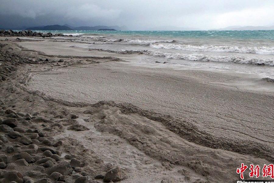 6月8日，阿根廷和智利边境地区的纳韦尔瓦皮湖（Lake Nahuel Huapi）景象。纳韦尔瓦皮湖原是当地著名的旅游胜地，但伴随着智利普耶韦火山的喷发，湖面被厚厚的火山灰覆盖，俨然成为一个火山灰的泥潭。