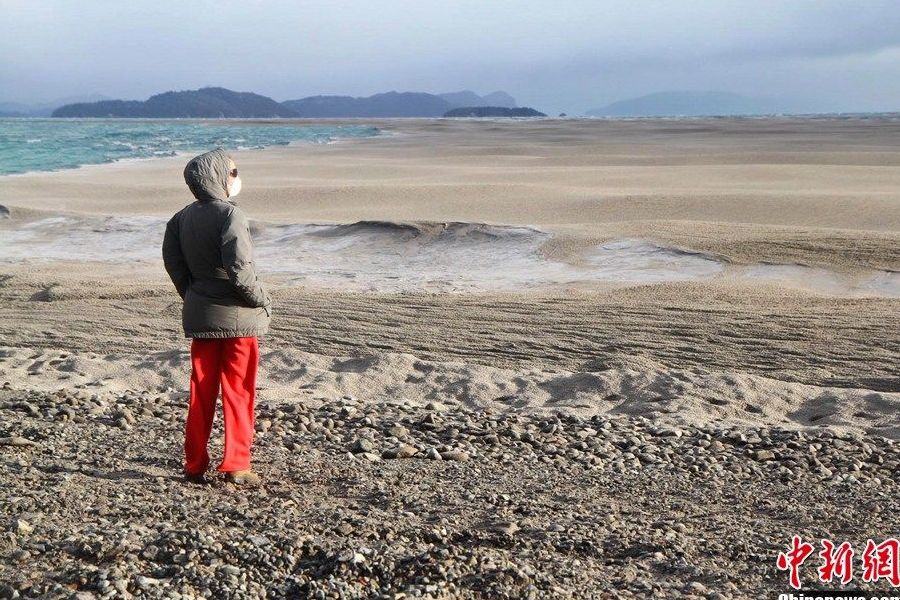 6月8日，阿根廷和智利边境地区的纳韦尔瓦皮湖（Lake Nahuel Huapi）景象。纳韦尔瓦皮湖原是当地著名的旅游胜地，但伴随着智利普耶韦火山的喷发，湖面被厚厚的火山灰覆盖，俨然成为一个火山灰的泥潭。