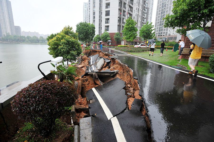 6月14日，湖北24县市出现暴雨天气，图为暴雨导致一小区的路面坍塌，掉入南湖。