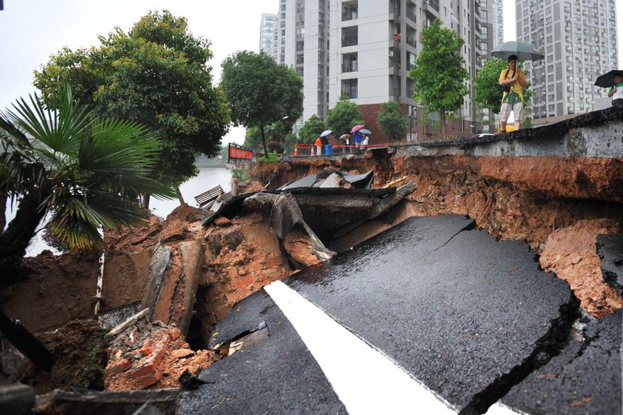 6月14日，湖北24县市出现暴雨天气，图为暴雨导致一小区的路面坍塌，掉入南湖。