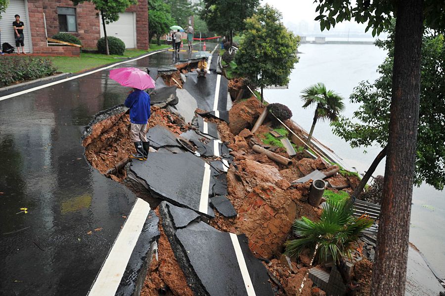 6月14日，湖北24县市出现暴雨天气，图为暴雨导致一小区的路面坍塌，掉入南湖。
