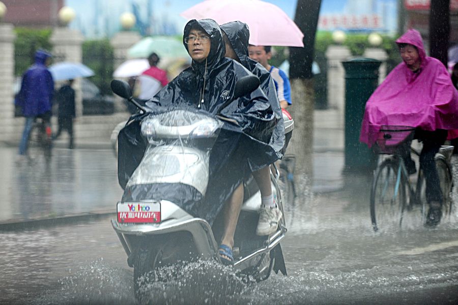 6月14日，湖北24县市出现暴雨天气，图为武汉街头。