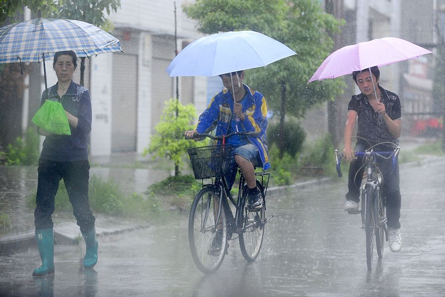 6月14日，湖北24县市出现暴雨天气，图为武汉街头。