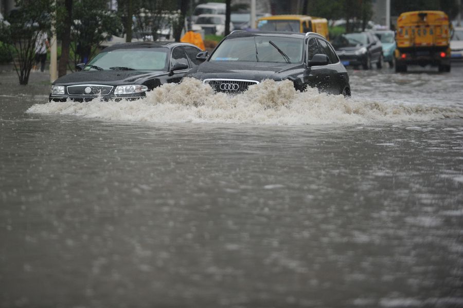 6月14日，湖北24县市出现暴雨天气，图为武汉街头，大雨淹没城市街道。