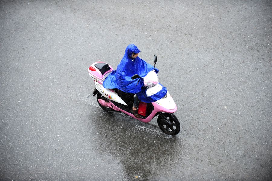 6月14日，湖北24县市出现暴雨天气，图为武汉街头。