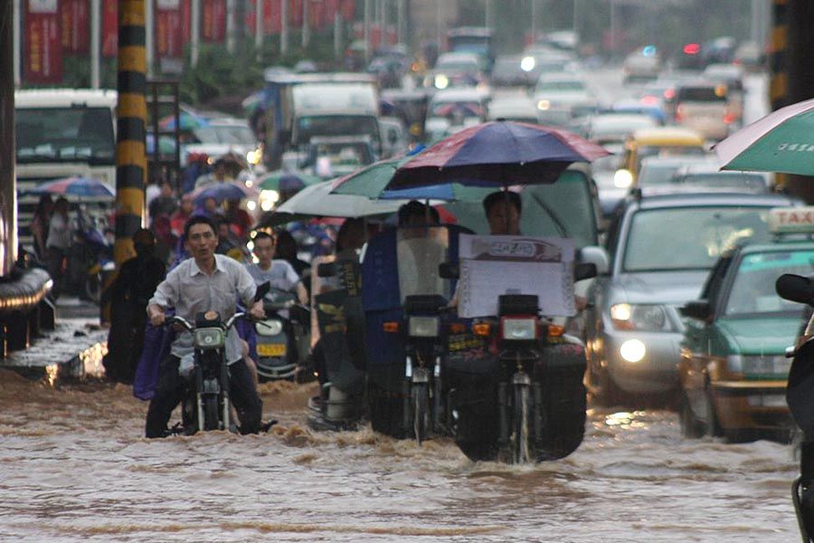 6月13日，湖南省娄底市突降大暴雨，致城市街道被淹。12日，江南、华南、西南地区等地再迎降水，部分地区还伴有短时雷雨大风等强对流天气。
