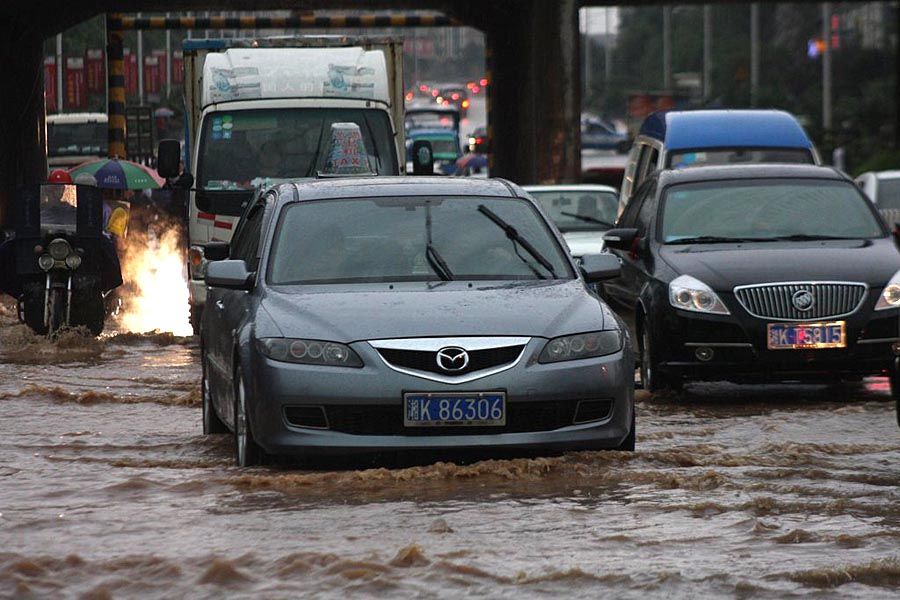 6月13日，湖南省娄底市突降大暴雨，致城市街道被淹。中央气象台预计，13日至15日，长江中下游地区又将有一次强降雨过程。