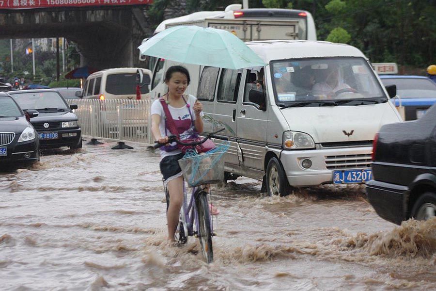 6月13日，湖南省娄底市突降大暴雨，致城市街道被淹。13日至15日，湖南中北部、江西中北部、湖北中南部、安徽南部、浙江、江苏南部及贵州、广西北部、福建北部将有大雨或暴雨，部分地区有大暴雨。过程降雨量一般有30—90毫米，江南北部部分地区有100—180毫米，局部地区可达200—300毫米。