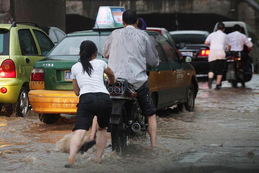 6月13日，湖南省娄底市突降大暴雨，致城市街道被淹。专家表示，13日至15日的降雨过程持续时间长、范围广、强度大，加之前期干旱造成土质较松，易发生山洪、山体滑坡、泥石流等灾害，同时还可能引发雷雨大风等强对流天气。