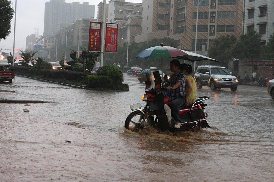 6月13日，湖南省娄底市突降大暴雨，致城市街道被淹。