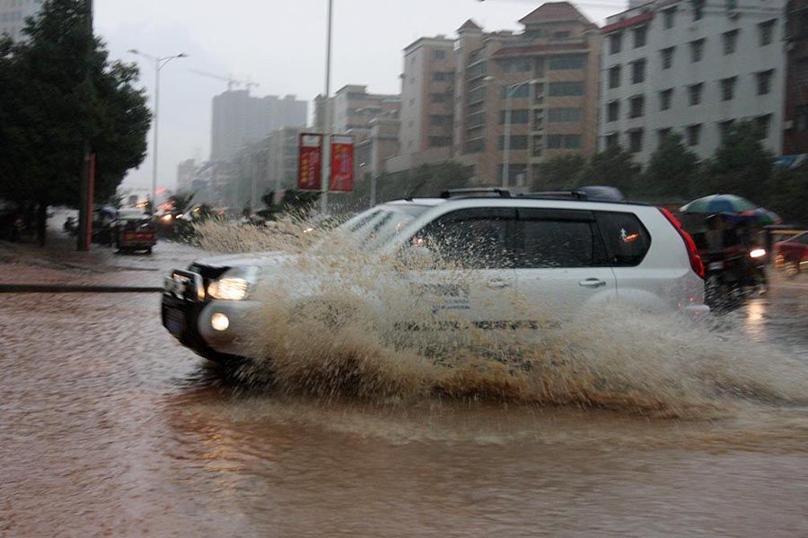 6月13日，湖南省娄底市突降大暴雨，致城市街道被淹。