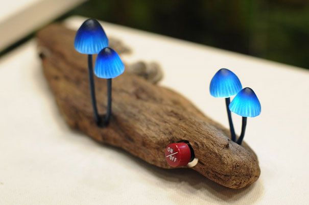 二极管蘑菇灯——这些栩栩如生的发光蘑菇是由玻璃，木头和小灯做成的。